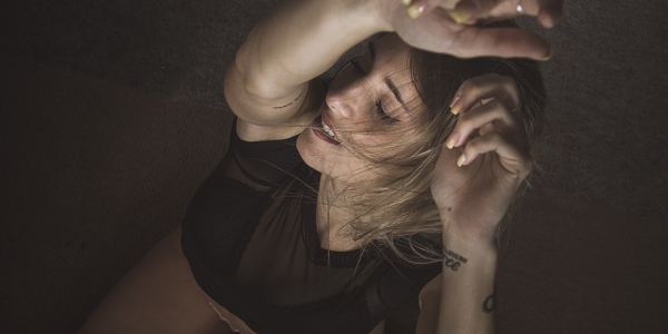 疑似レイプのイメージ 抵抗する女性