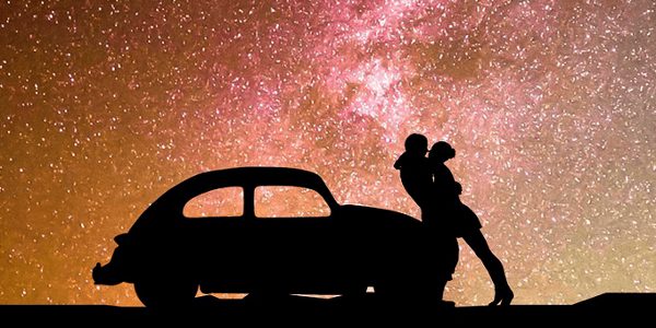 車内エッチのイメージ 車で情熱的に抱き合う男女