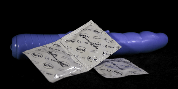 おもちゃ攻めのイメージ 大人のおもちゃ(ディルドとコンドーム)