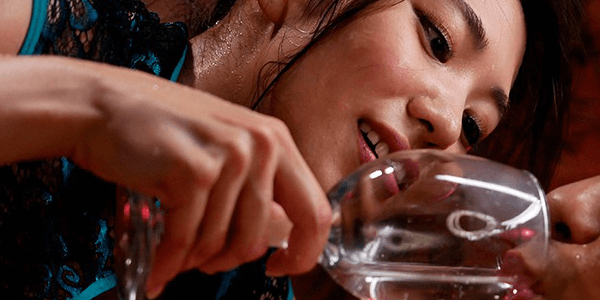 院尿プレイで男性に尿を飲ませる女性