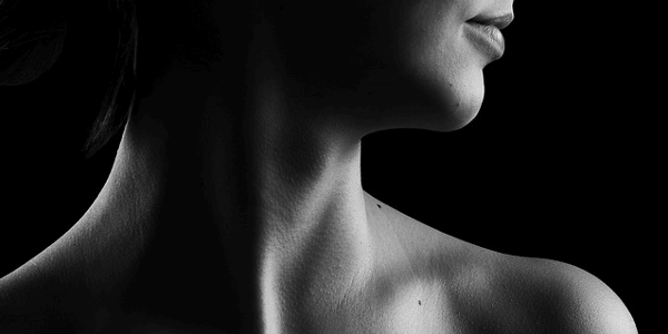 首絞めプレイのイメージ 裸の女性の首