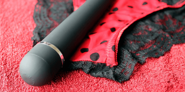 屋外でおもちゃ攻めのイメージ 女性のショールとアダルトグッズ