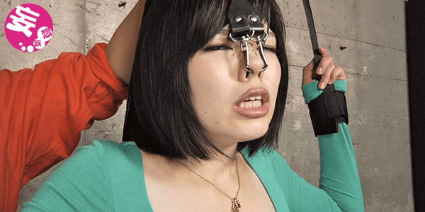 SMプレイで鼻フックをされる女性