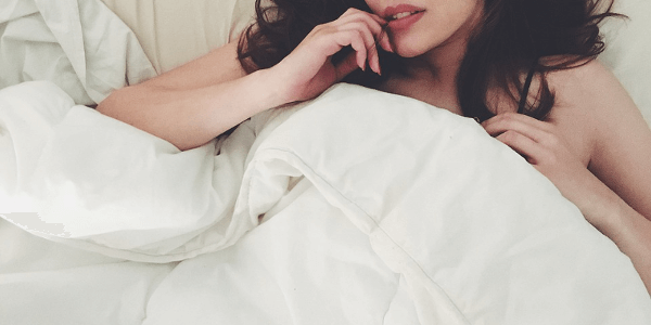 ベッドの上でセックスレスに悩む女性のイメージ